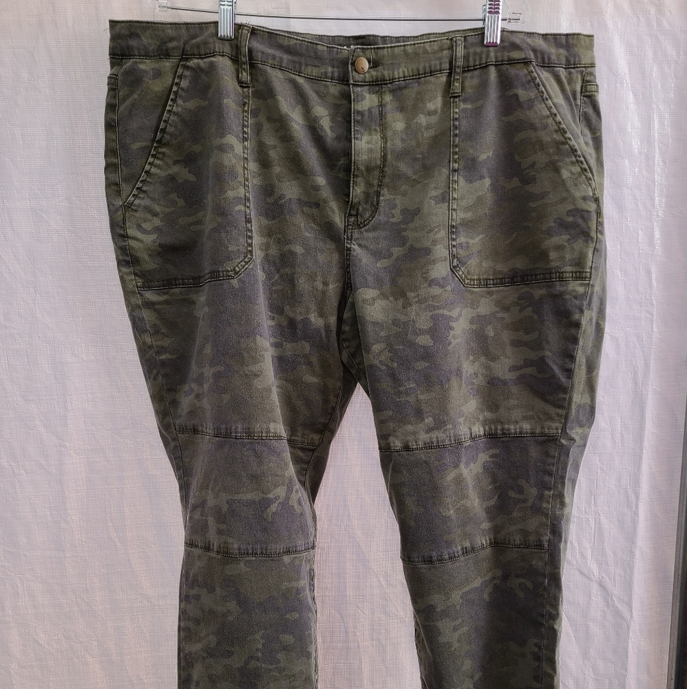 Ava & Viv Camouflage Jegging Size 26